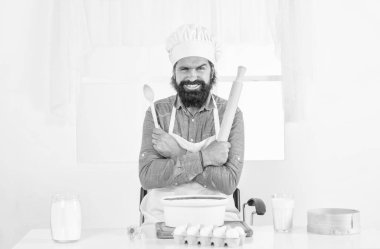 En iyi aşçıyla. Profesyonel restoran aşçısı pişirme. Becerikli fırıncı yemek pişirmek için mutfak aletleri kullanır. Şapkalı erkek şef sağlıklı yemek hazırlıyor. Sakallı ve bıyıklı yakışıklı adam yemek pişiriyor..