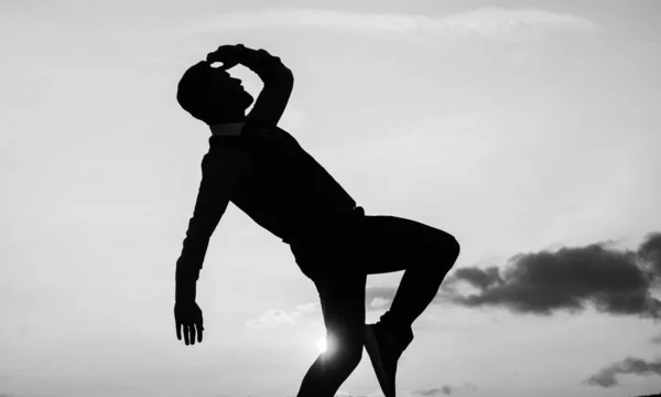 日の出の空で自由を感じながら歩く男のシルエット成功 — ストック写真
