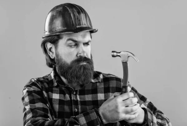专门知识 修理工具店 戴着头盔的野蛮的留胡子男子工人 成熟的长胡子大胡子的男人 身穿制服的男工头 建筑工地上英俊的嬉皮士 工程概念 — 图库照片