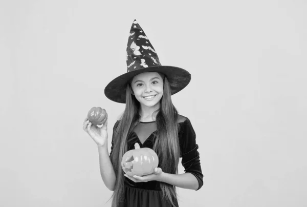 Wiedźma Halloween Szczęśliwego Dzieciństwa Nastoletnie Dziecko Kapeluszu Czarownicy Wesoły Dzieciak — Zdjęcie stockowe