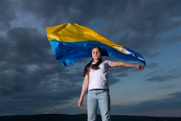 Free Teen Girl Ukraine Child Flag Ukraine Kid Ukraine Flag — Zdjęcie stockowe