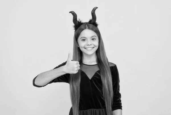 Halloween Menina Vermelho Imp Chifres Jogando Truque Tratar Mostrando Polegar — Fotografia de Stock