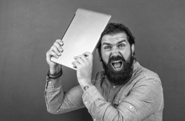 Oh hayır. Sınavı geç. Konuyu öğrenmek. kopyalama alanı. Elinde sakal defteri olan çok çalışan bir adam. Çalışmada sorunlar. resmi eğitim. Erkek öğrenci okulda ders kitabı ile.