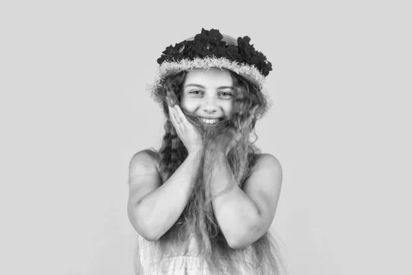 Χαρούμενο Κορίτσι Ψάθινο Καπέλο Τριαντάφυλλο Λουλούδια Ευτυχία — Φωτογραφία Αρχείου