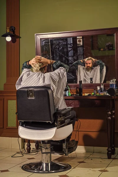 Toque Final Estilo Vida Maestro Peluquero Hace Peinado Peinado Con — Foto de Stock
