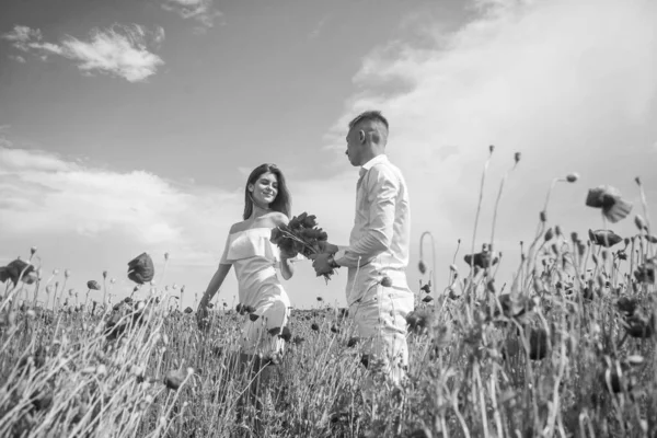 快乐的夫妻在红罂粟花丛的田野里呼吸新鲜空气浪漫的约会 — 图库照片