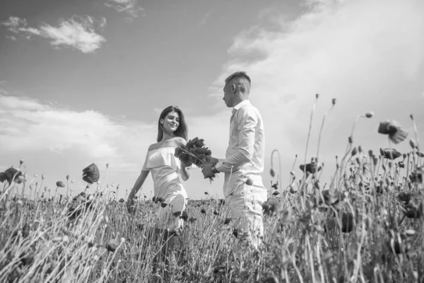 Casal Feliz Respirando Fresco Campo Com Flores Papoula Vermelha Data — Fotografia de Stock