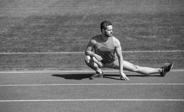 Volwassen Man Stretching Zijn Benen Voor Een Stadion Workout Stretch — Stockfoto