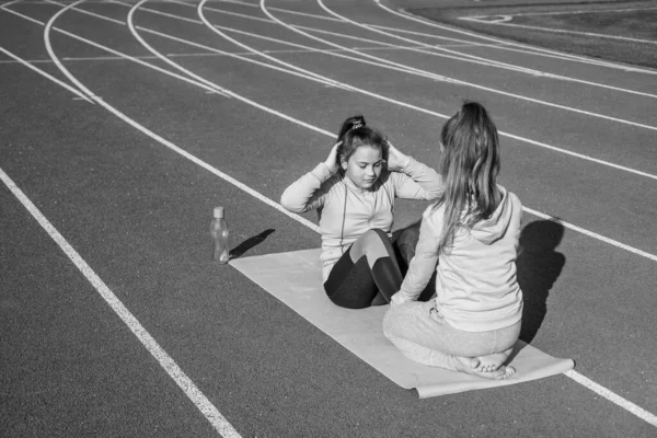 Niñas Saludables Entrenamiento Fitness Pista Atletismo Estadio Apoyo Deportivo — Foto de Stock