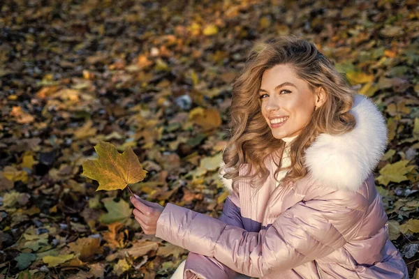 Gelukkig Jong Vrouw Met Herfst Look Glimlach Zitten Gevallen Bladeren — Stockfoto