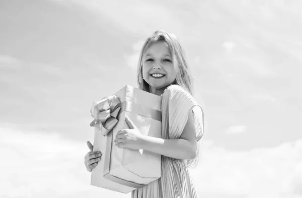 Bella Ragazza Adolescente Con Scatola Regalo Compleanno Shopping — Foto Stock