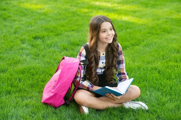 Ευτυχισμένη Έφηβη Που Διάβαζε Σχολικά Βιβλία Καθισμένη Γρασίδι Διάβασμα Πίσω — Φωτογραφία Αρχείου