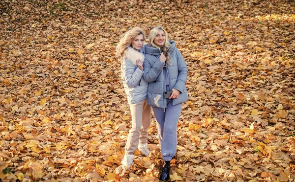 Jolies Femmes Avec Longs Cheveux Blonds Bouclés Portent Manteau Bouffée — Photo