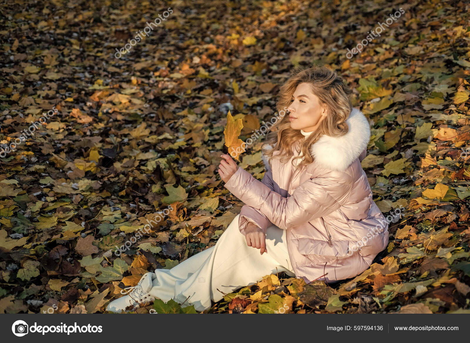 Prepárate Para Clima Frío Hermosa Chica Sentada Sobre Hojas Caídas:  fotografía de stock © stetsik #597594136