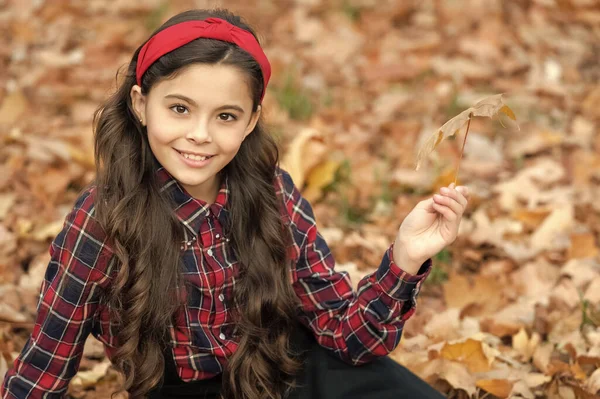 穿着校服的少女握着秋叶 一个快乐的孩子在户外与枫叶玩耍的肖像 秋天的自然 童年的快乐自然美 秋天时尚服饰 — 图库照片