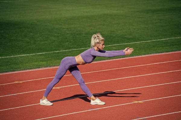 Femme Sportive Tenue Fitness Échauffement Sur Stade Flexibilité — Photo