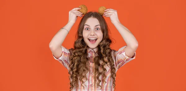 Amazed Teen Girl Oatmeal Cookies Orange Background — Stockfoto