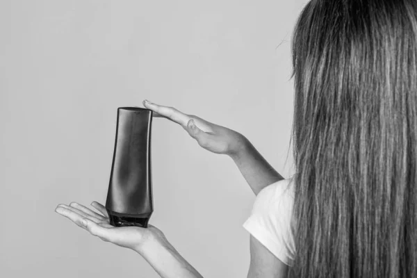 Dziewczynka Długimi Prostymi Włosami Trzymać Odżywka Szampon Lub Żel Butelka — Zdjęcie stockowe