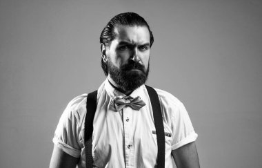 Resmi giyinmiş zarif, vahşi bir adam. Saçları bakımlı, kuaförü var..