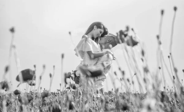 Wyrażanie Uczuć Dziewczyna Facet Terenie Narzeczeni Romantyczna Para Czerwonymi Kwiatami — Zdjęcie stockowe