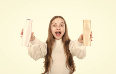 Cilt ve saç bakım ürünleri. Banyo ve duş için. Cilt losyonu ya da ovalama. Küçük güzellik. Yıka ve durula. Günlük alışkanlıklar ve kişisel bakım. Kızın uzun güzel saçları var. Şampuanlıyordum. genç vücut bakımı kozmetik ürünleri.