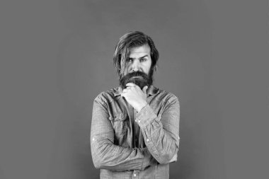 Olgun sakallı adam uzun saçlı, erkek güzeli..