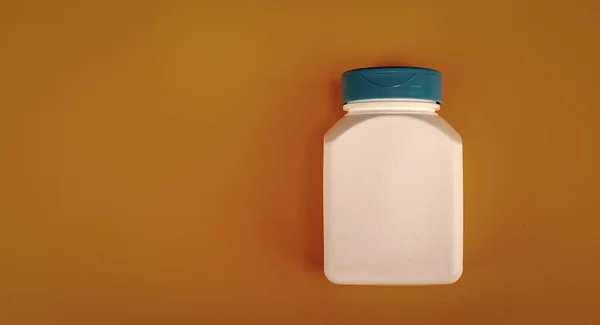 Ergänzung Glas Weiße Farbe Auf Blauem Hintergrund Mit Kopierraum Vitamin — Stockfoto