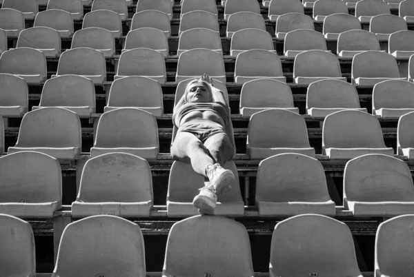 Спортсменка Спортивному Одязі Розслабляється Стадіоні Готові Розігрівання Язів Жіночий Тренер — стокове фото