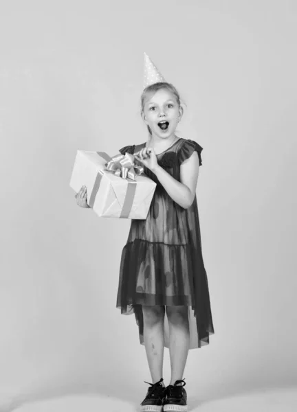 大惊喜 拿着礼物包的小孩准备和庆祝童年的快乐 可爱的孩子去购物 祝你生日快乐 拳击日的概念 漂亮的少女和礼物盒 — 图库照片