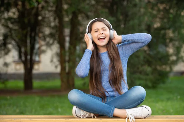 Singing Song Teen Girl Singing Song Listening Music Headphones Outdoors — Stock Photo, Image