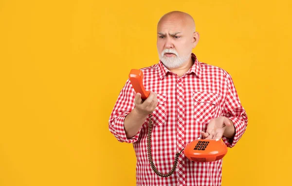Puzzled Old Man Retro Telephone Yellow Background — Foto Stock
