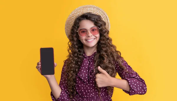 Happy Child Curly Hair Presenting Screen Smartphone Copy Space Thumb — ストック写真