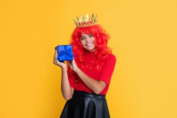 Child Smile Crown Present Box Yellow Background — Foto de Stock