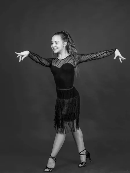 幸せな10代の女の子社交ダンス 子供の頃の幸せ ダンススクール 黒のドレスに身を包んだ子供 プロのスローフォックスとクイックステップ ワルツとタンゴ ダンスウェアのファッションウェア ダンスポーズの子供は — ストック写真