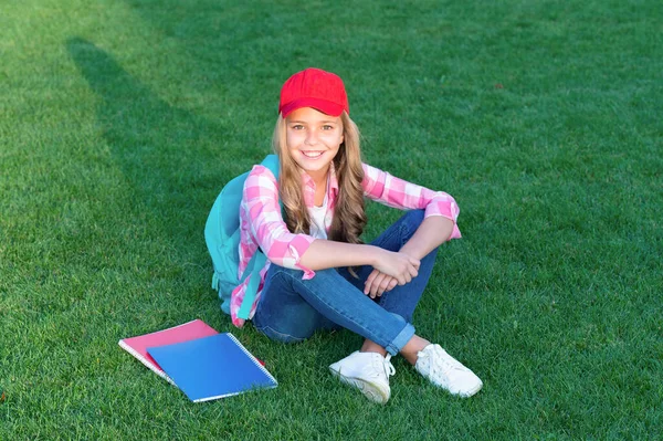 Щаслива Дівчина Підліток Сидить Траві Після Школи Освіта — стокове фото