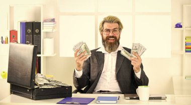 Nakit parası olan bir iş adamı. Banka hesabı. Kredi ve nakit konsepti. Finansal danışmanlık. Mali müşavir. Şirket finansmanı. Ekonomi konsepti. Nakit ciro. Vergi ödemesi. Şirketin gelir dolandırıcılığı.