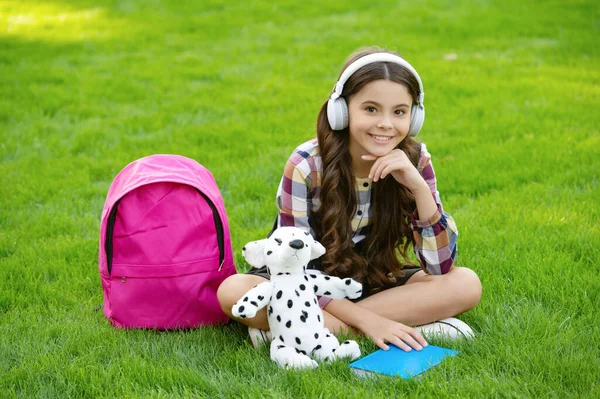 Happy Teen Girl Listening Music Sitting Grass School Education Back — ストック写真