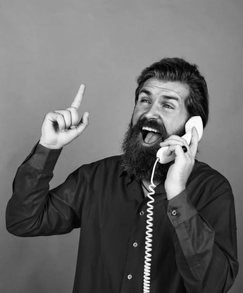 Knappe Bebaarde Man Met Stijlvol Haar Gebruik Vintage Telefoon Gesprek — Stockfoto