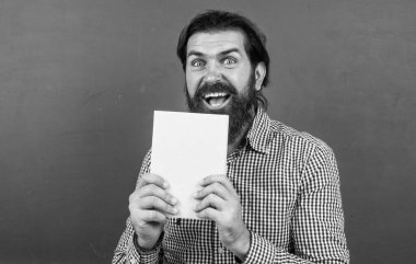 Sınava kitapla hazırlanın. Ders üzerine ders veren üniversite hocası. Okula dönüyorum. resmi eğitim. Bilgi günü. Olgun sakallı öğretmen derste. Sınıfta tahtasıyla çalışan acımasız bir adam..