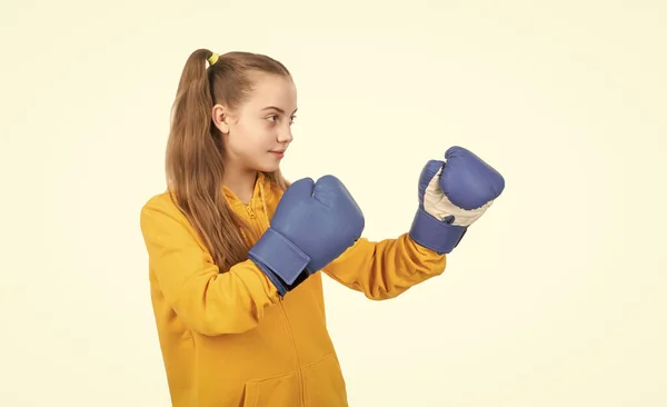 Fröhliche Teenie Boxerin Boxhandschuhen Bereit Zum Kampf Und Punch Isoliert — Stockfoto