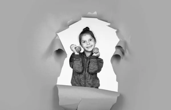 Lyckligt Barn Med Hantlar Verktyg För Träning Träning — Stockfoto