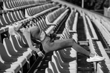 Özgür ve kendinden emin hissediyorum. Diyet yapıyorum. Spor giyim bölümündeki seksi bayan. Tribünde rahatla. Antrenman ve antrenman. Atletik bayan koç. Kadın spor eğitmeni. sağlıklı sportif yaşam tarzı. sağlık ve enerji.