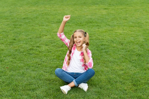 Счастливый Подросток Сидит Зеленой Траве Открытом Воздухе Счастье — стоковое фото
