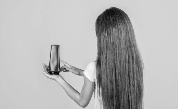 10代の女の子はシャンプーとコンディショナー 美容師と長いストレート髪を洗う — ストック写真