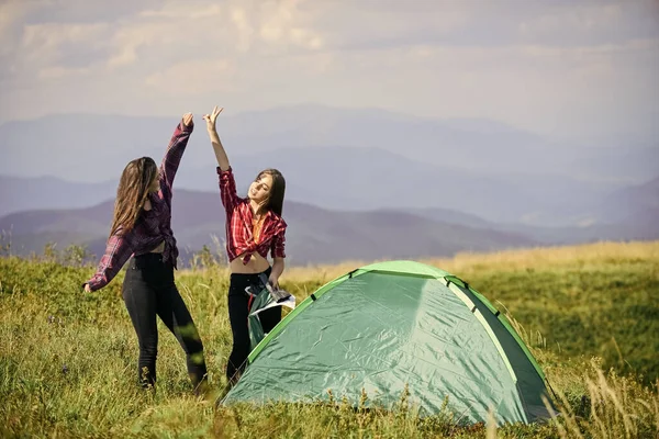 Esta Vida Amigos Passar Tempo Livre Juntos Acampamento Turismo Montanha — Fotografia de Stock