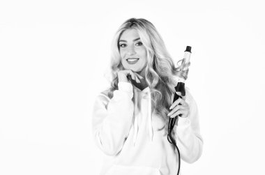 Saç maşasıyla güzel bir saç stili yap. Kuaför ipuçları. Uzun kıvırcık saçlı kadın saç maşası kullanıyor. Sıcaklık saç tipi için ayarlanmış. Sarışın kız saç maşası tutuyor. Harika bir saç stili..