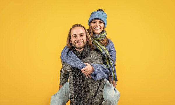 Он моя пара. весёлая влюблённая пара. романтические отношения мужчины и женщины зимой. Любовь может согреть нас. Новый год и каникулы. уютно и комфортно. трикотаж для всей семьи.