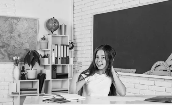 Weisheit Moderne Bildung Wissenstag Schüler Sitzen Mit Tisch Mädchen Ist — Stockfoto