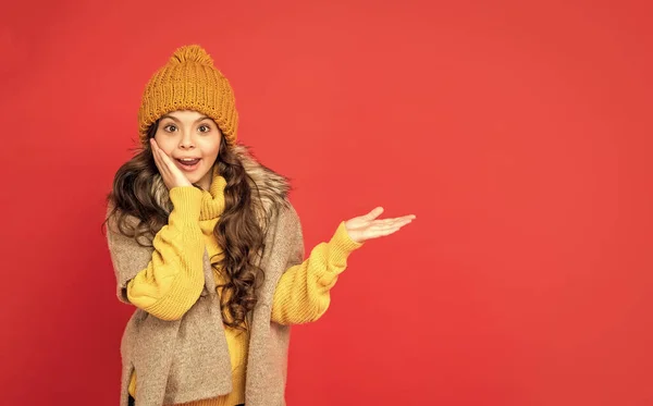 Bambino Stupito Maglia Cappello Invernale Che Presenta Prodotto Spazio Copia — Foto Stock