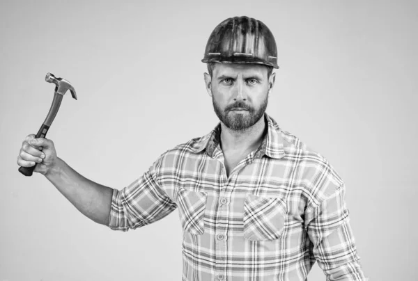 建設安全ヘルメットとハンマーで建物のサイト上のチェックシャツのハンサムな男の従業員 工具店 — ストック写真